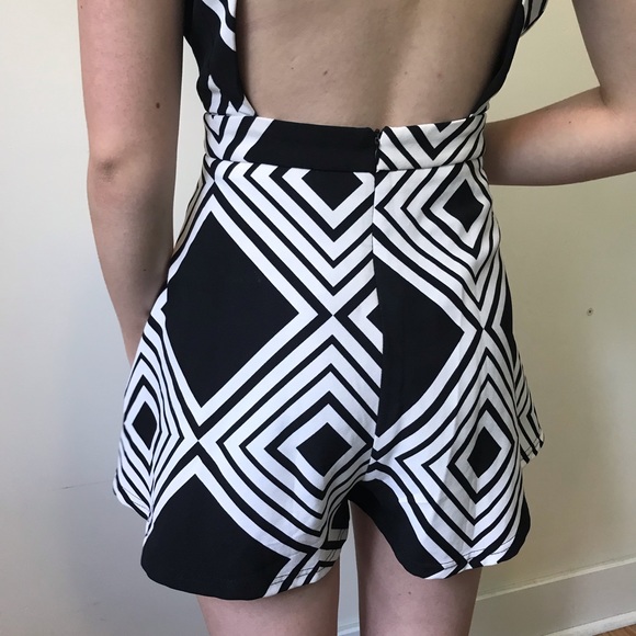 Short mini skirt look 60’s dream outfit! Graphic, classy and elegant and cool. - Picture 7 of 17